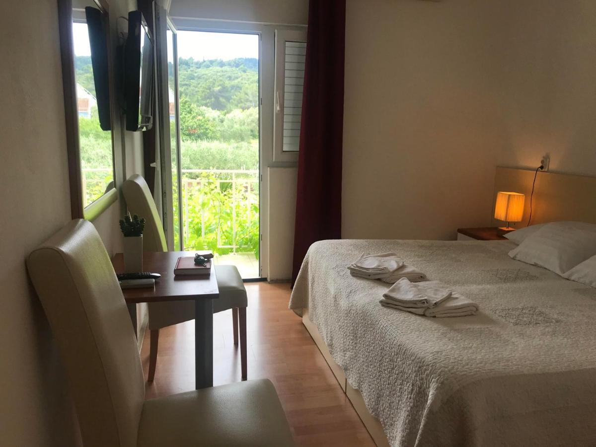 Spacious Bedroom For Two With Pool View - Pansion Hajduk Korčula Esterno foto
